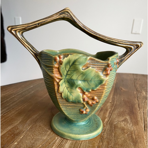 ROSEVILLE BUSHBERRY BASKET , VINTAGE POTTERY , Excellent Condition $79 - Picture 1 of 15